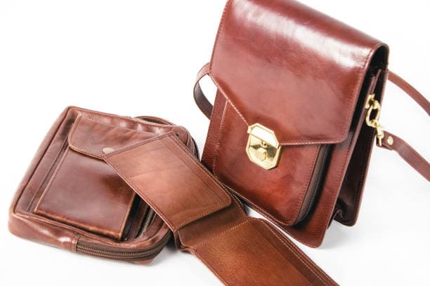 کیف چرم اداری مردانه با طراحی ساده و فرم منظم برای استایل‌ های رسمی